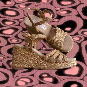 Two Lips Women's 8 Tan Woven Straw Wedge Sandals